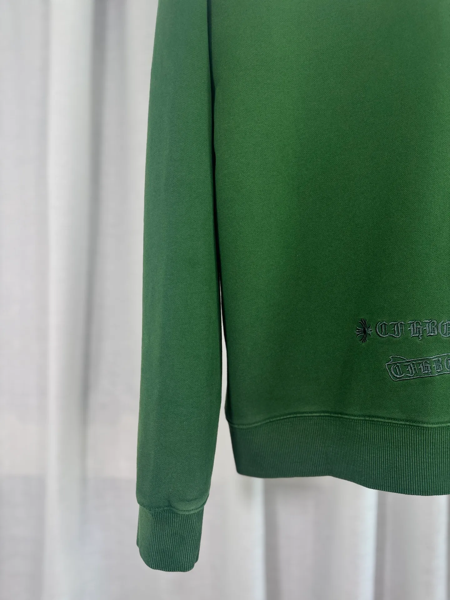 P280 top version, real shot without P, ​​different from market currency) 𝗖𝗵𝗿𝗼𝗺𝗲 𝗛𝗲𝗮𝗿𝘁𝘀/Cro Heart 2025 washed patch embroidery autumn and winter new original single counter American laser burnt 3D three-dimensional color embroidery couple casual sweatshirt 👑The highest version! Customized fabric 420g tripe terry fabric! American acid-washed and distressed original fabric laser burnt ✟appliqué embroidery and exquisite embroidery of letters! The best-selling model in the counter, very comfortable to wear. Accessories: original molded and authenticated collar label➕100% silk wash label. Genuine purchase-grade original hangtag➕matching hanging rope➕3D hanging beads➕original packaging bag. Craftsmanship: The original version has consistent wiring! The highest version of the armhole matching technique! Color: Green Black Size: S M L XL Style Number: 25-306